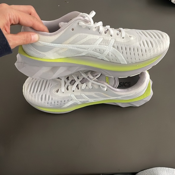 ASICS Women's Novablast Running Shoes size 6 - Picture 3 of 5